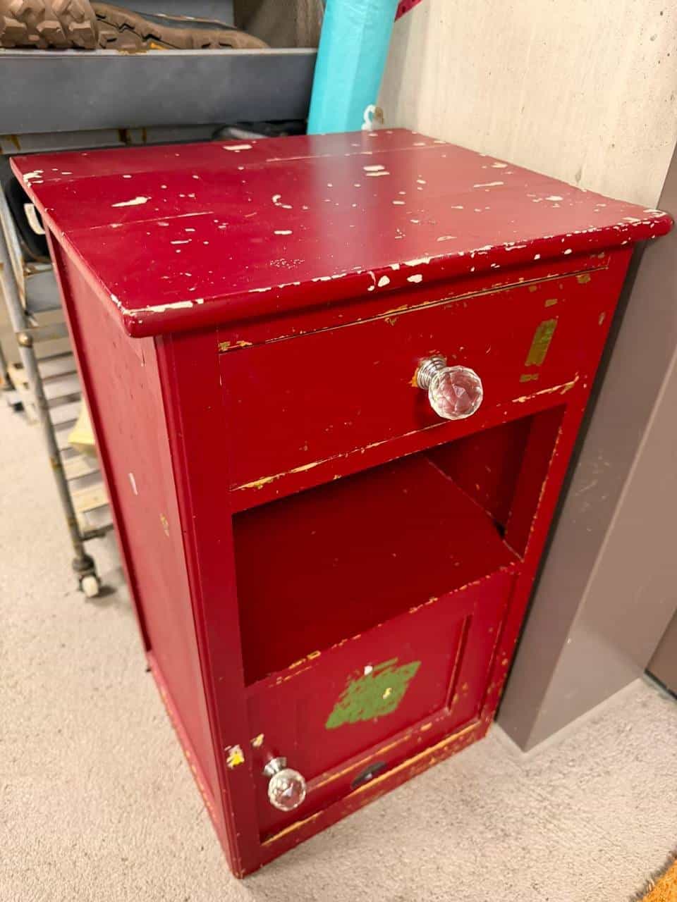Rotes Nachttischchen Shabby Chic