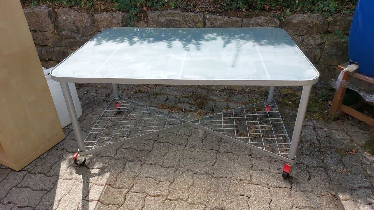 Grosser rollbarer Metallglastisch