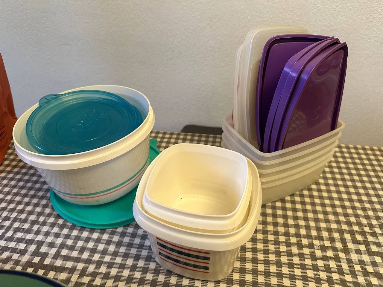 Diverse Behälter mit Deckel