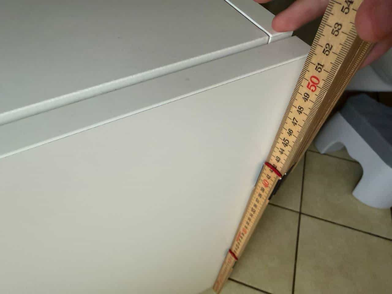 Weisser Waschbeckenunterschrank mit Abfalleimer