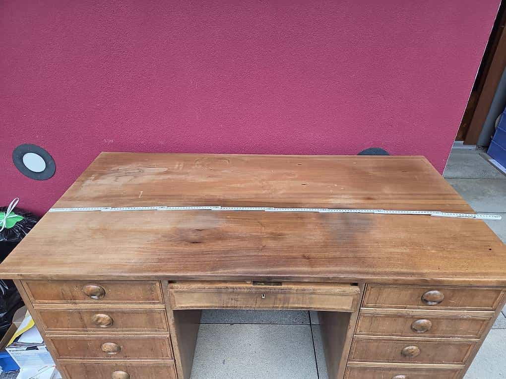 Alter Schreibtisch aus Holz