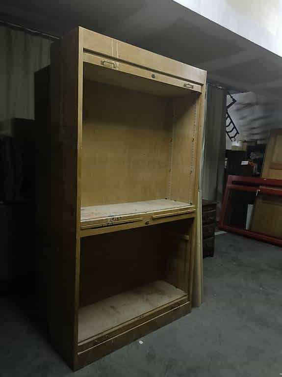 2 meubles de rangement, à rideaux haut et bas