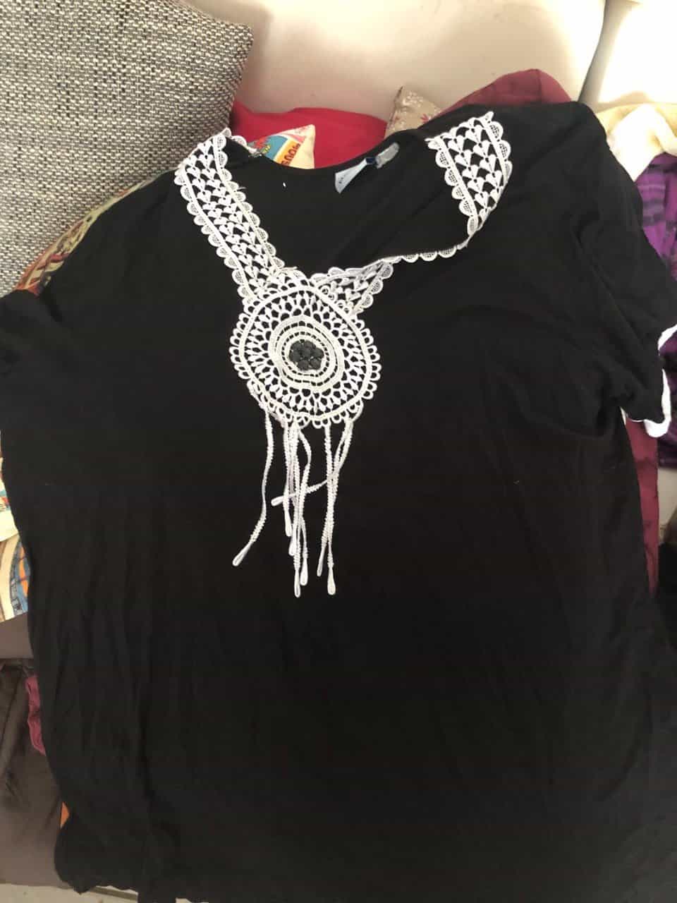 Schwarze Bluse mit Spitzenverzierung