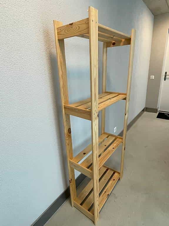 Holzregal/Kellerregal mit 4 Tablaren