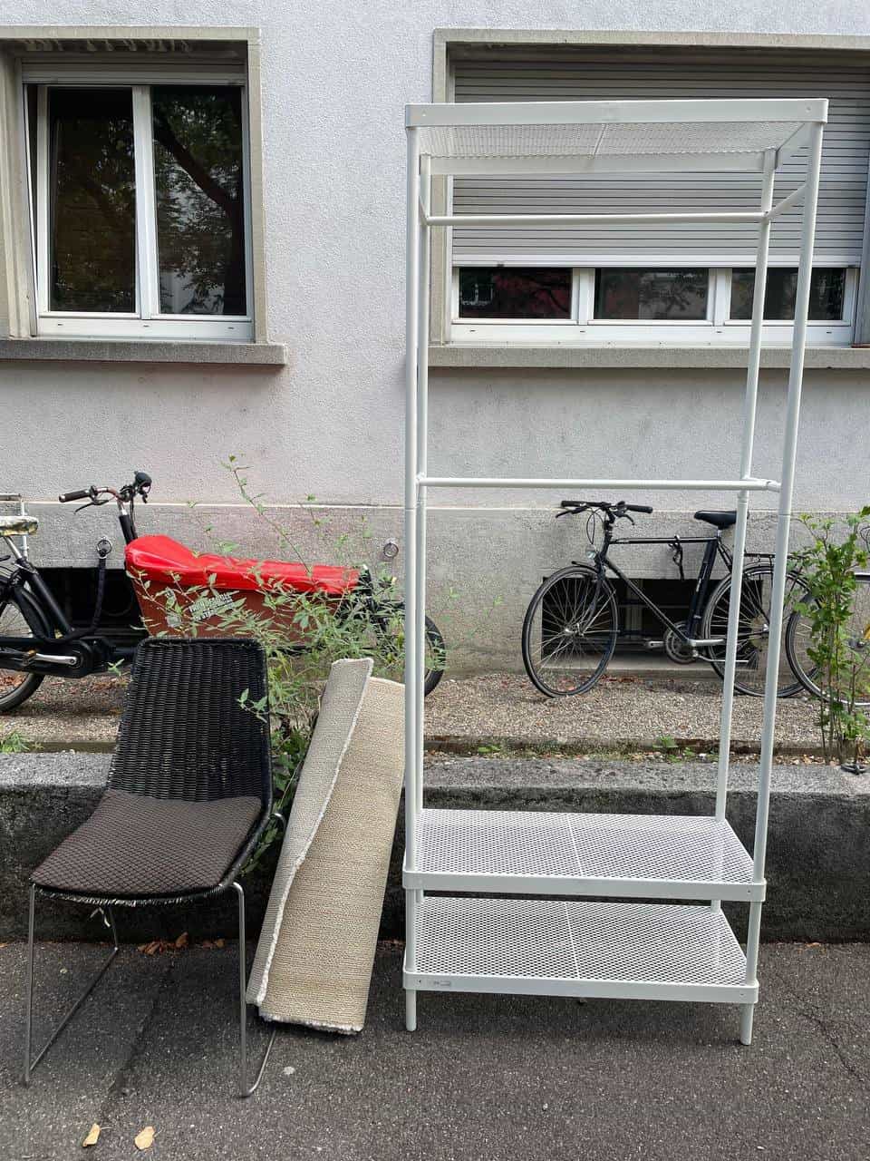 Weißes Standregal mit Meshkörben