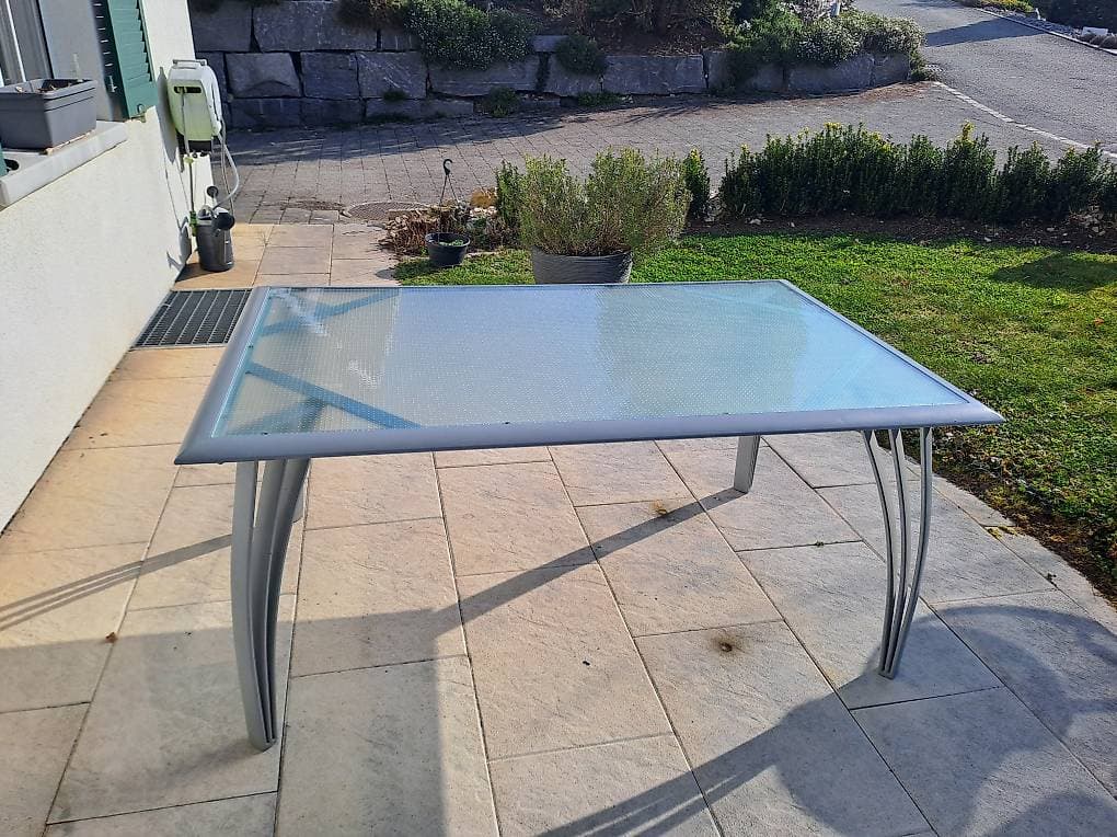 Gartentisch aus Alu mit Glasplatte