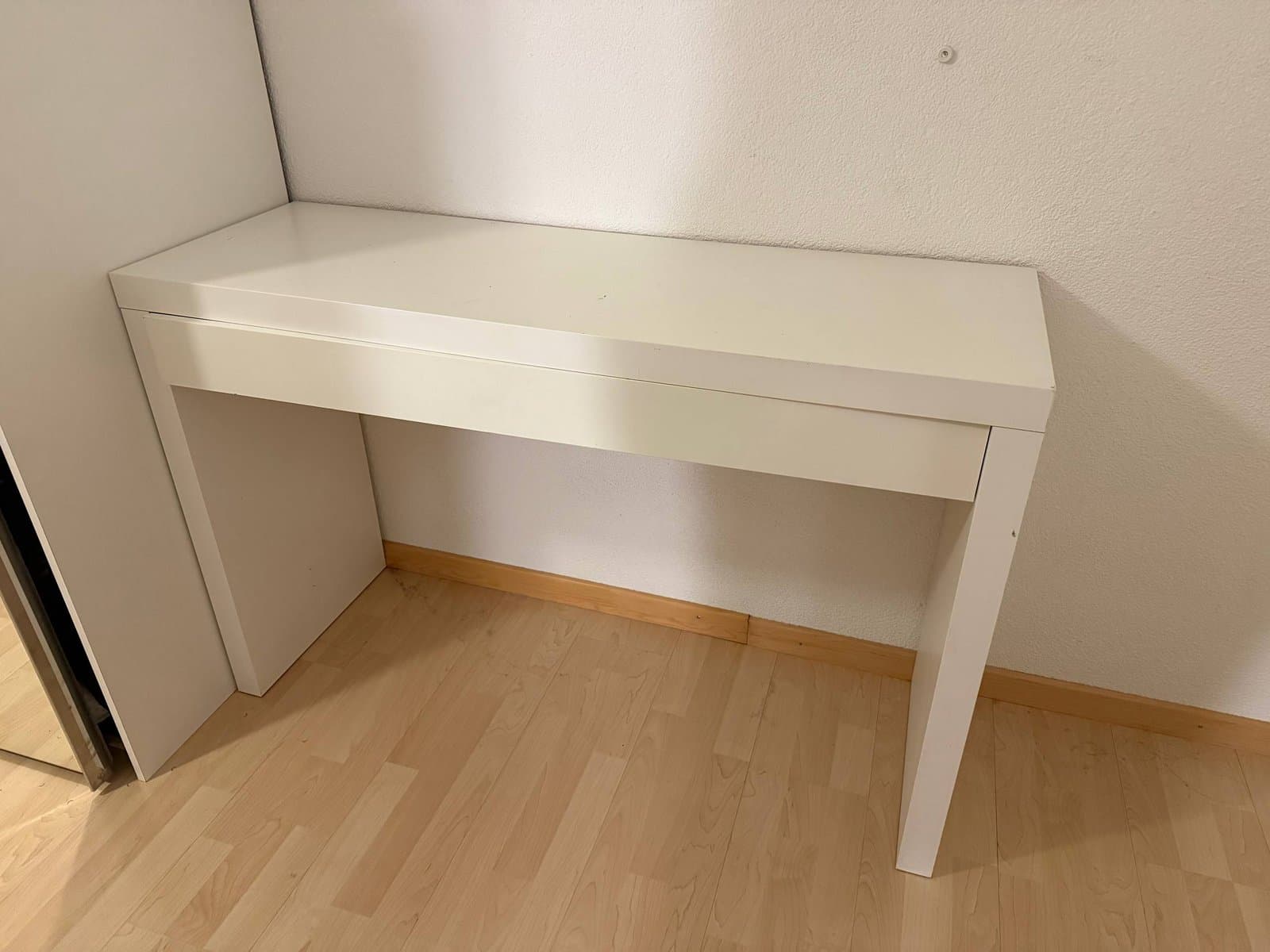 Schreibtisch und Nachttisch