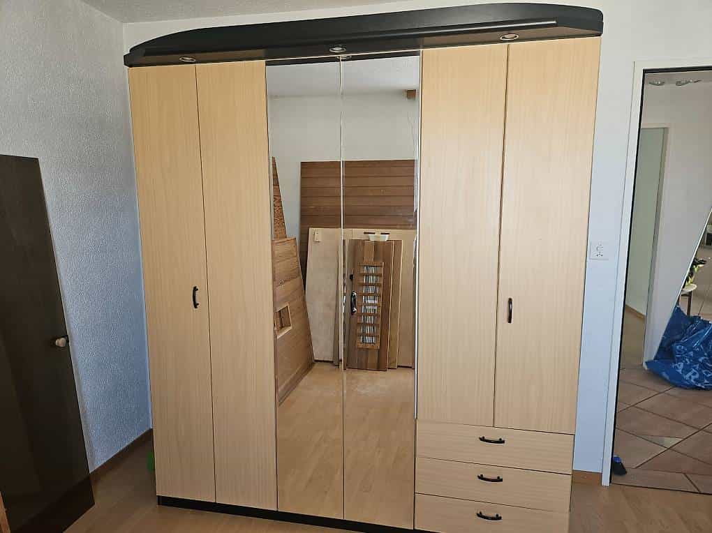 Kleiderschrank gratis