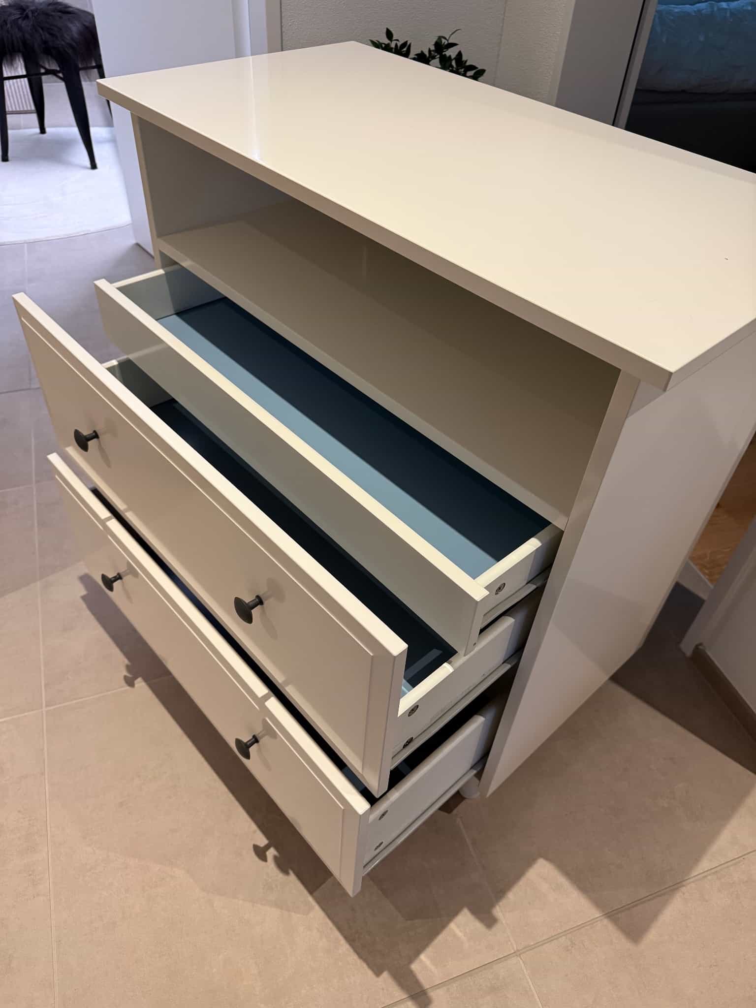Kommode IKEA Hemnes, weiss und IKEA Kleiderschrank