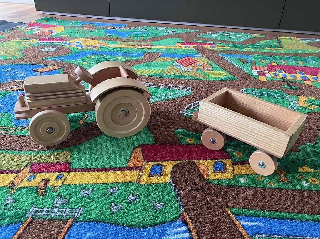 Holztraktor mit Anhänger zu verschenken