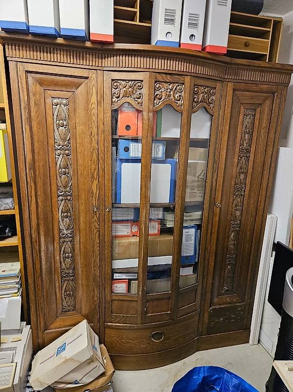 Antiker Massivholz-Vitrinenschrank mit Schnitzereien