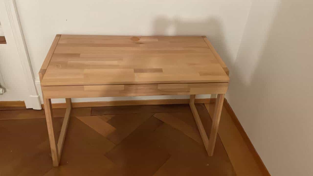 Schreibtisch und Bürostuhl