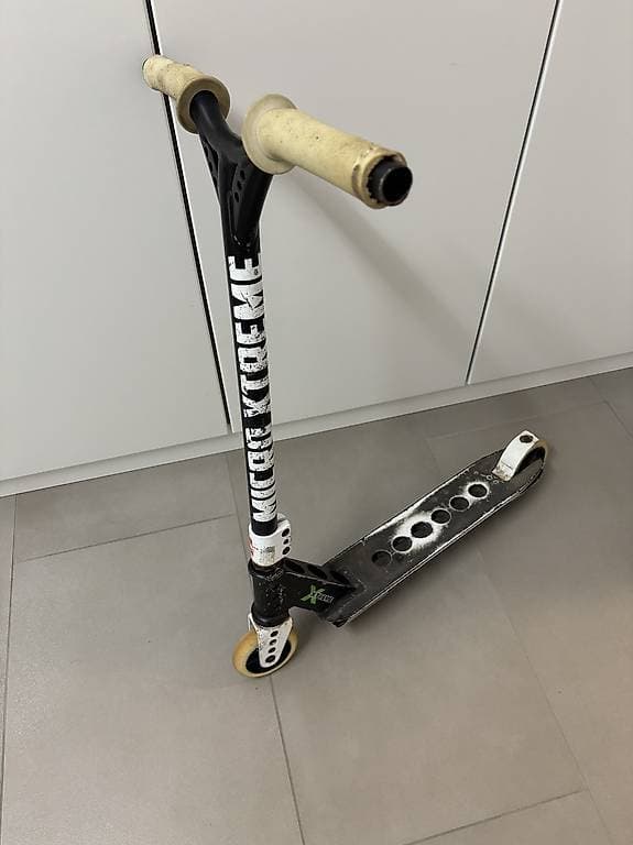 Stunt Scooter / Trick Roller - Schwarz
