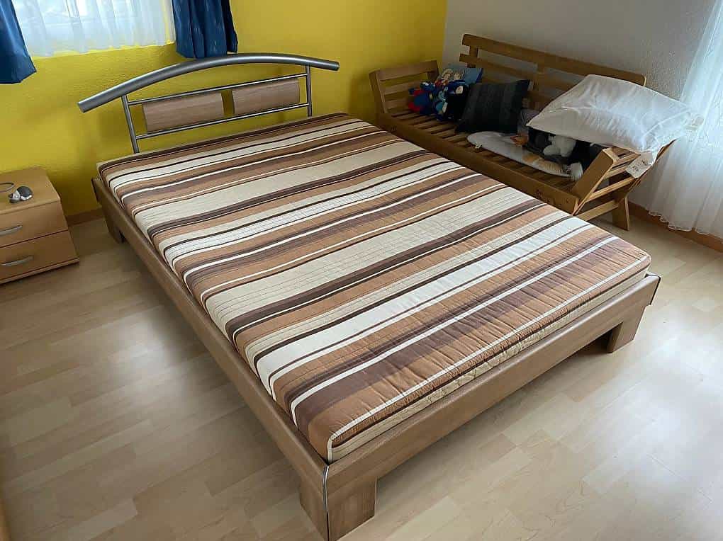 Bett mit Matratze