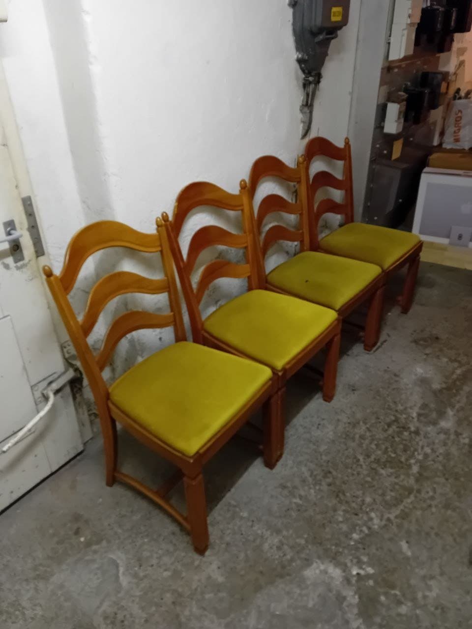 4 Holzstühle mit Gelbem Polster