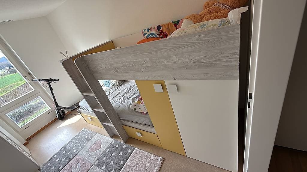 Etagenbett mit Schubladen und Schrank
