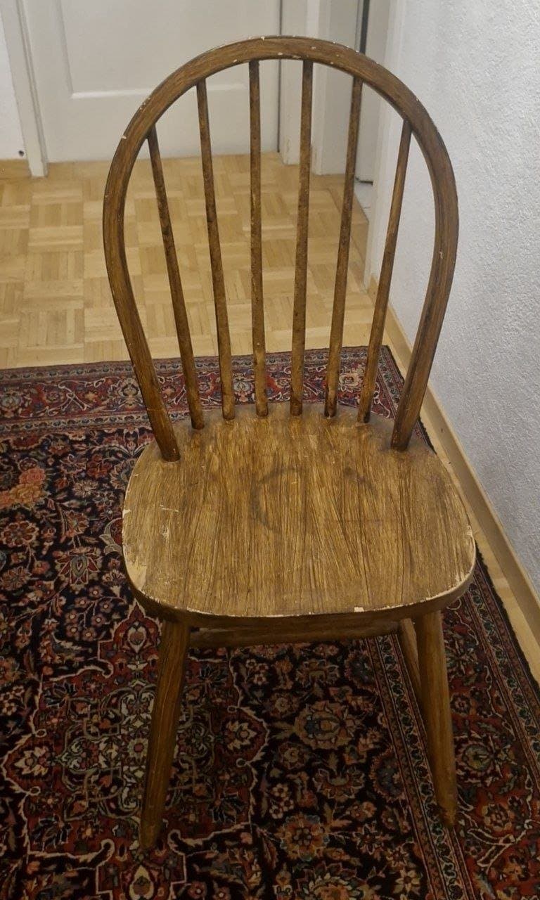 Einzelner Holzstuhl