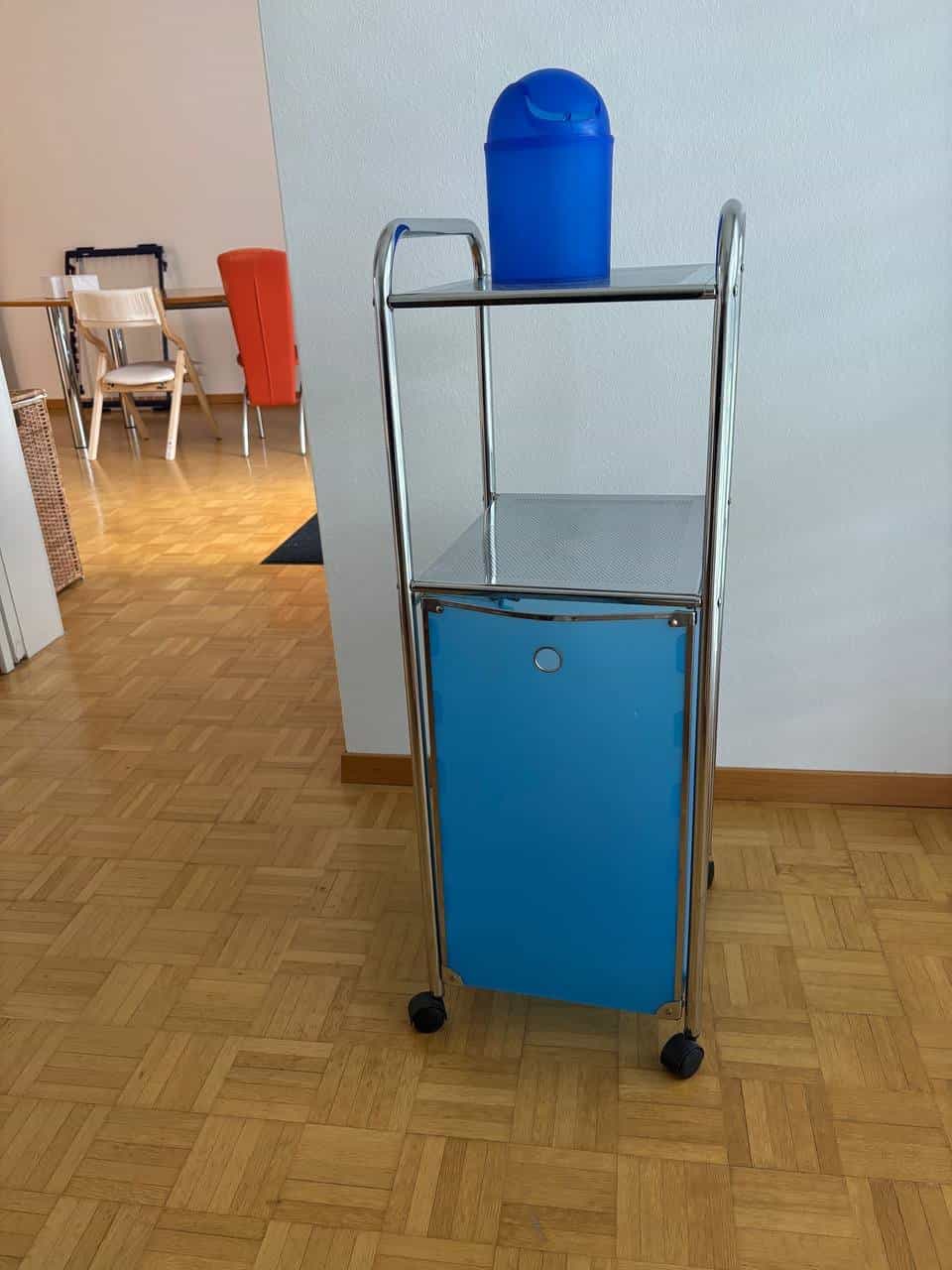 Rollwagen mit Schubladen und Regal
