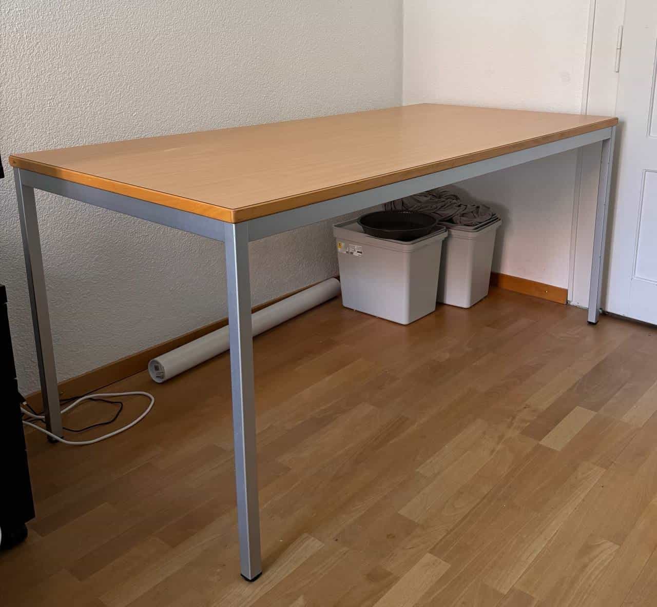 Schreibtisch mit Aluminiumrahmen