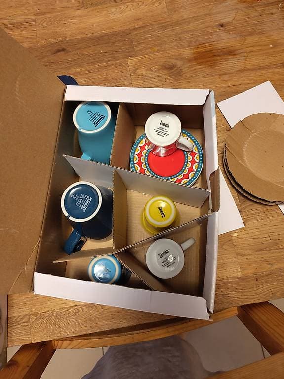 Regalo in blocco piatti e tazzine assortiti