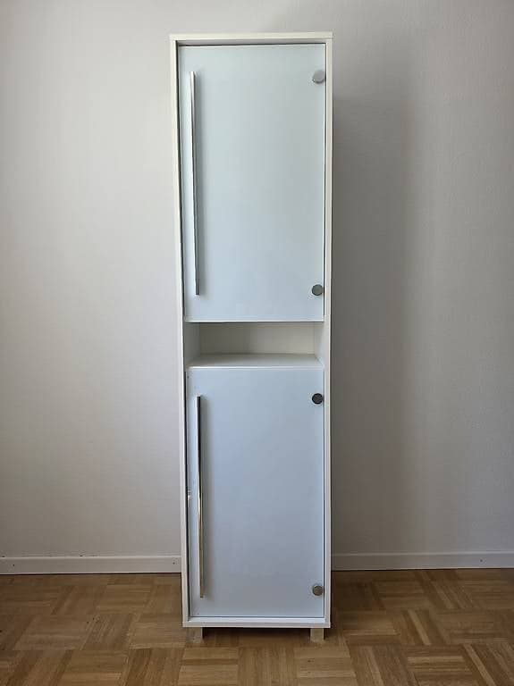 Schöner Schrank mit Glastüren
