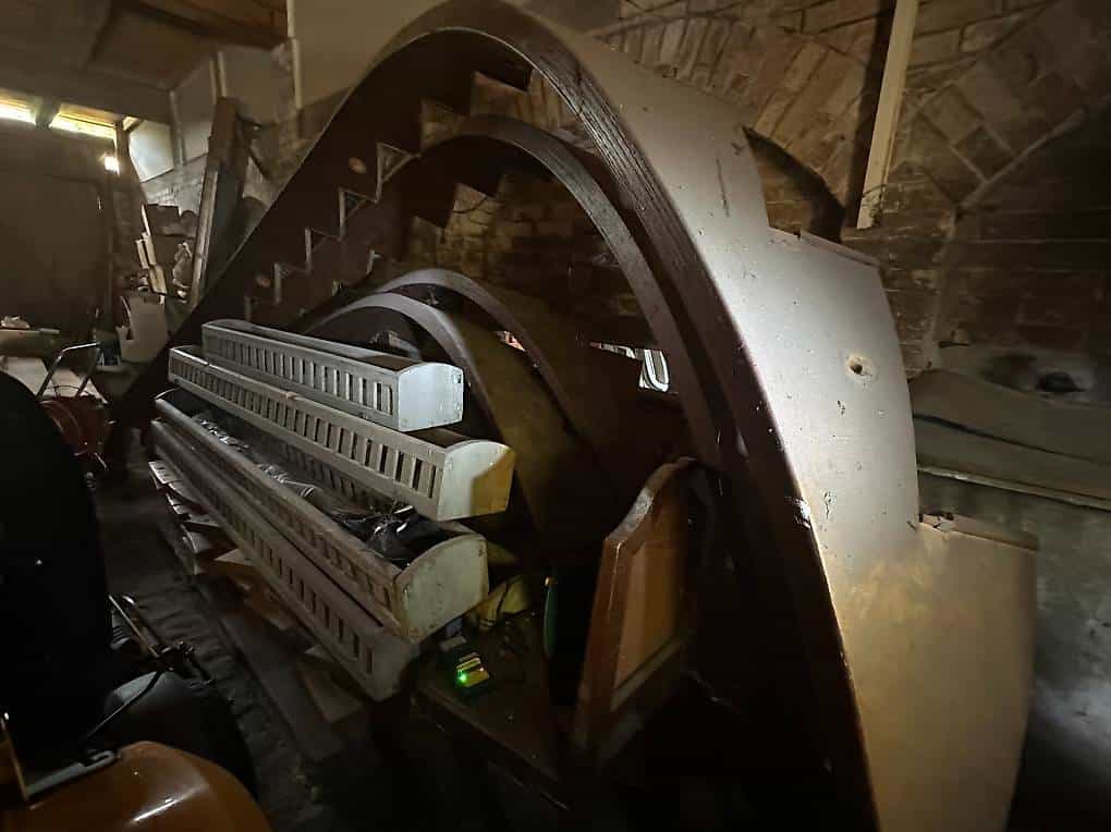 2 Vollholztreppen mit Geländer aus Schmiedeeisen