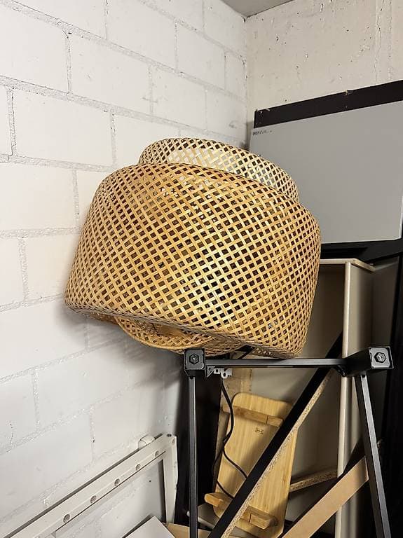 Lampe und Kallax Regal