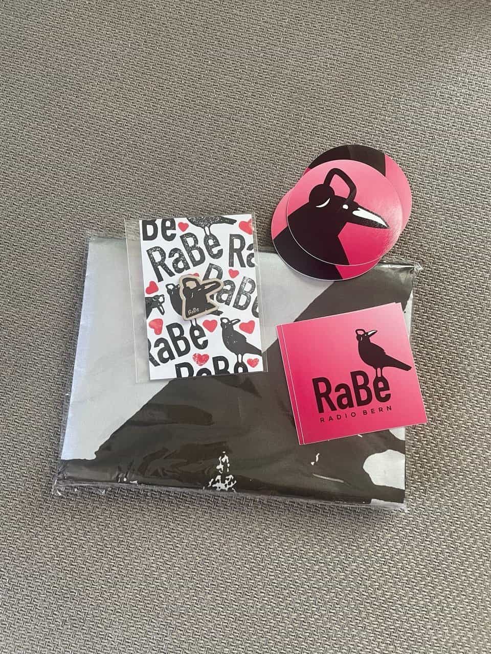 RaBe Fahne, Pin und Sticker