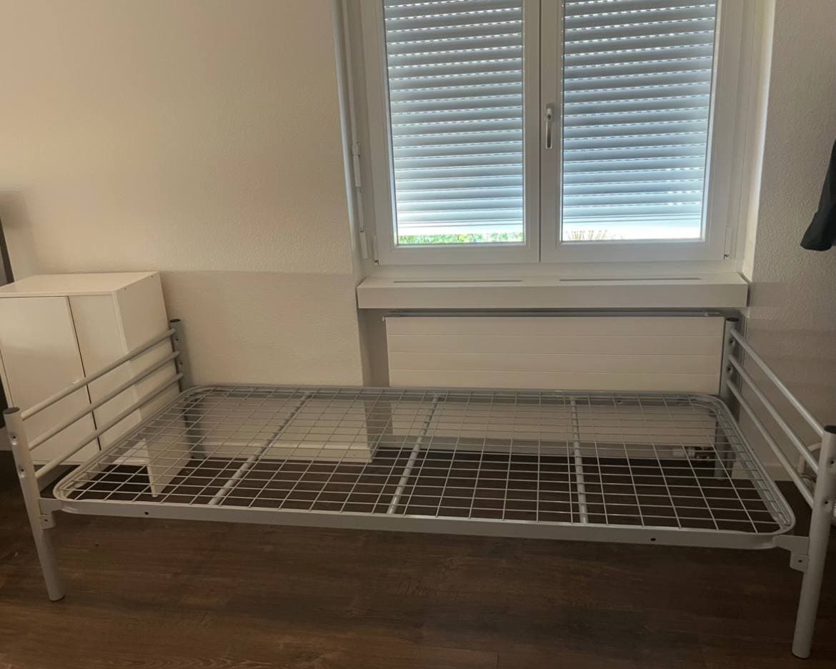 Gratis Metallbett ohne Matratze