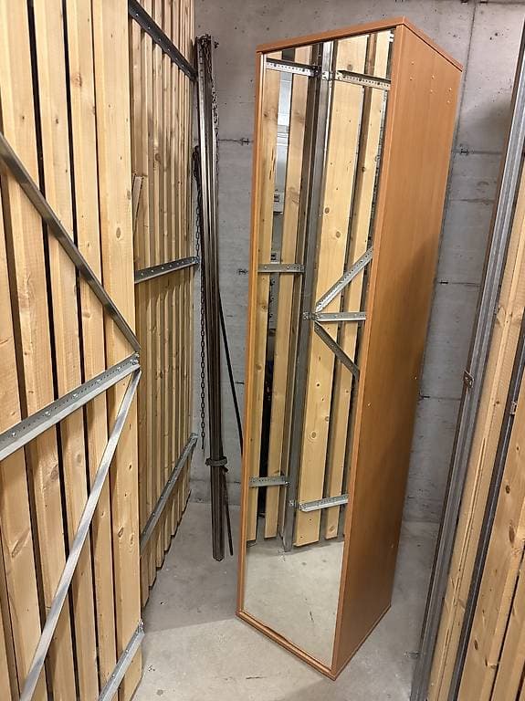 schrank mit spiegel.