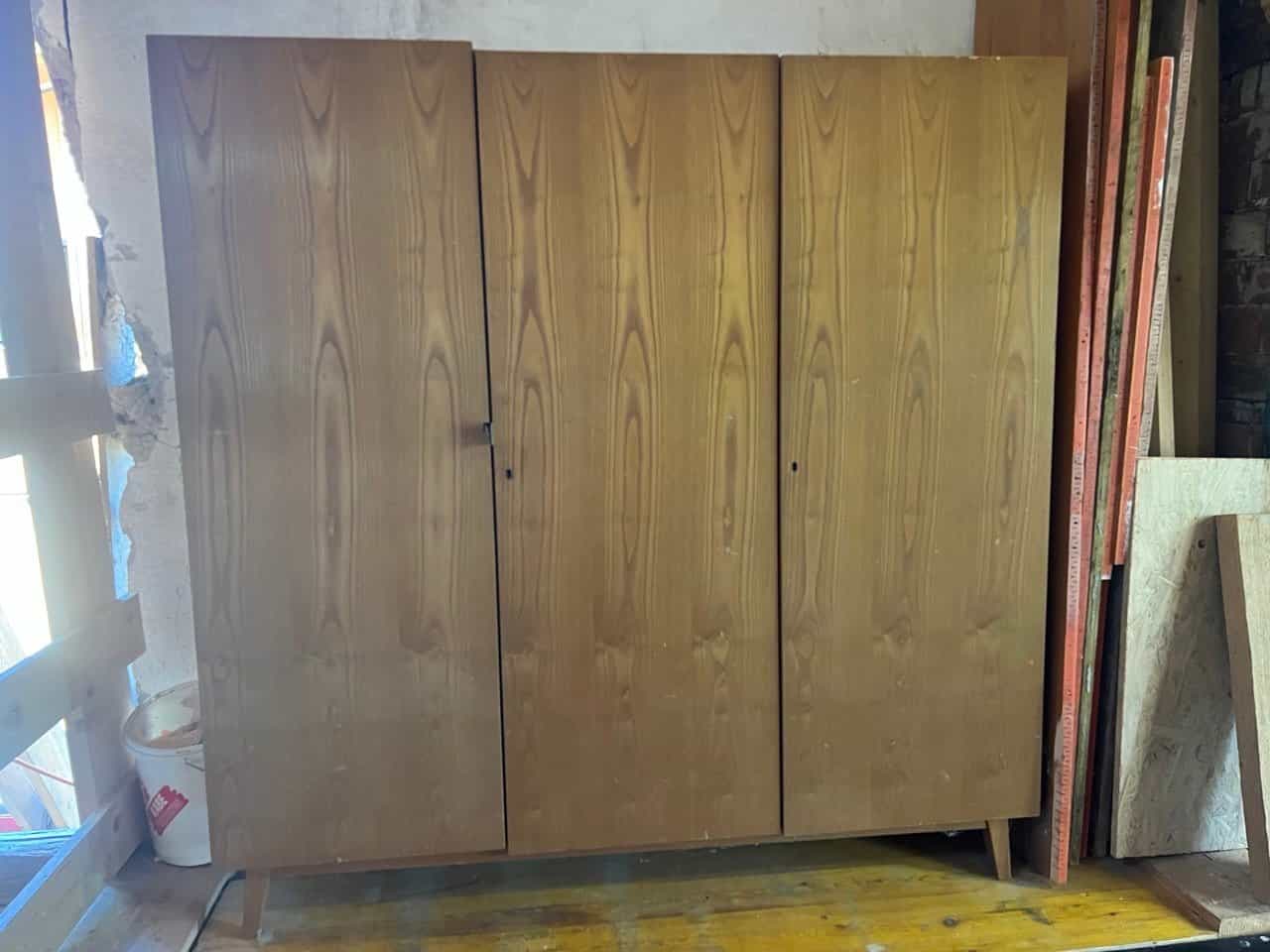 Alter Werkstattschrank mit Ölfleck