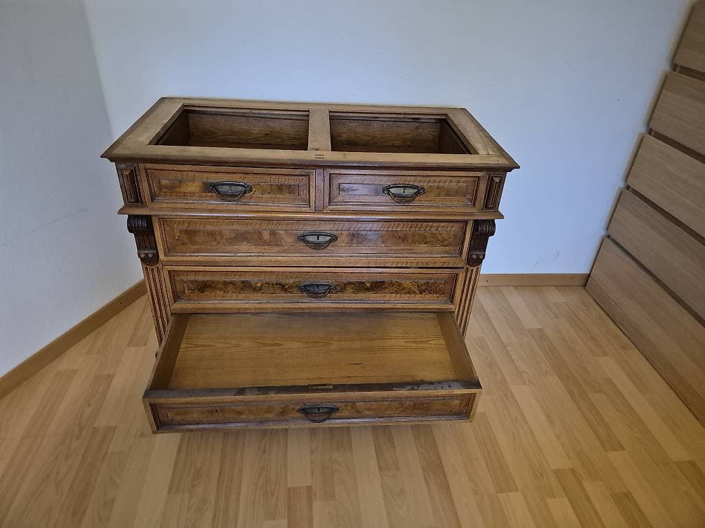 Antike Holzkommode mit Mamorplatte