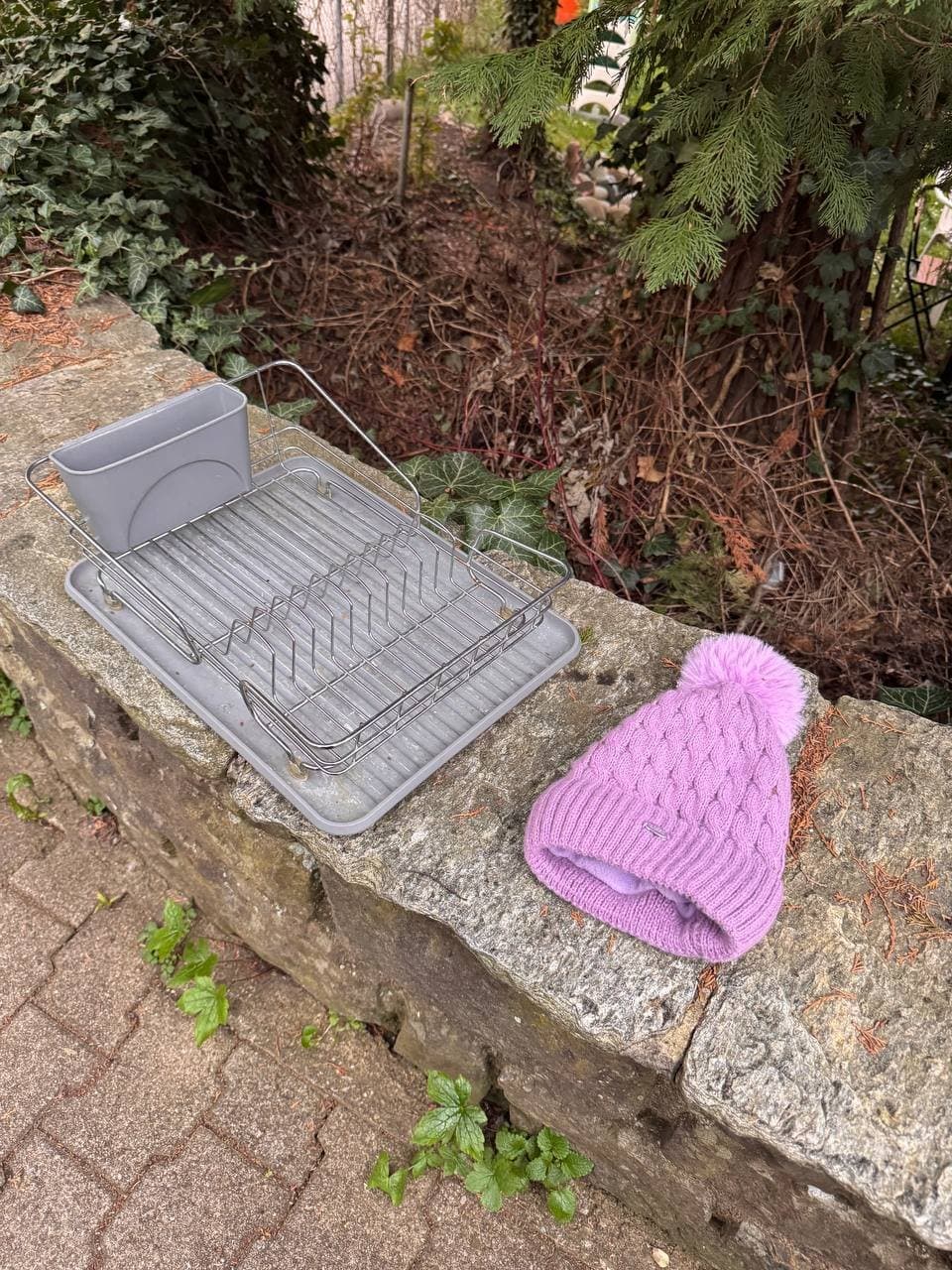 Geschirrabtropfständer und Mütze