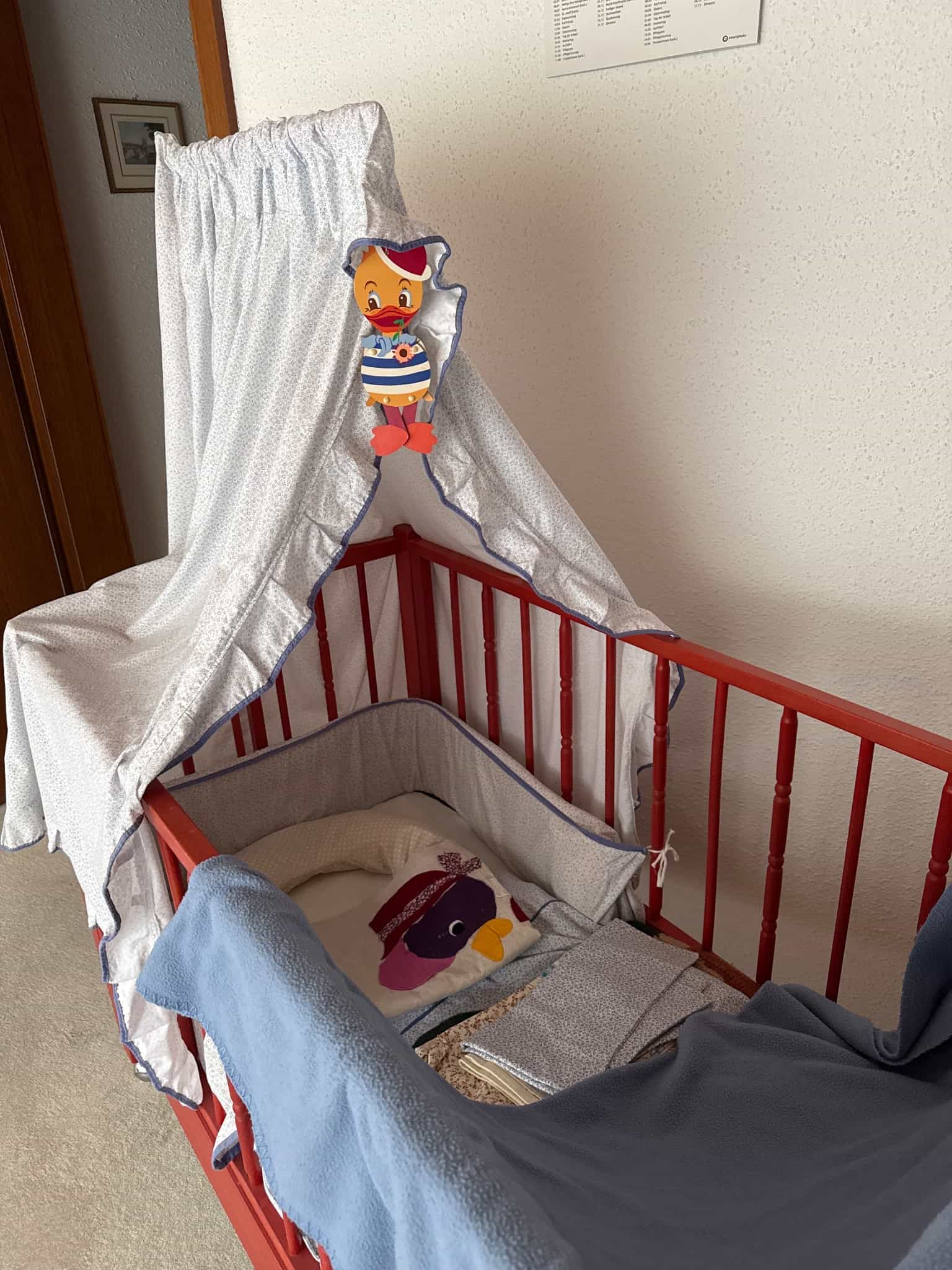 Babybett rot mit Himmel und Zubehör