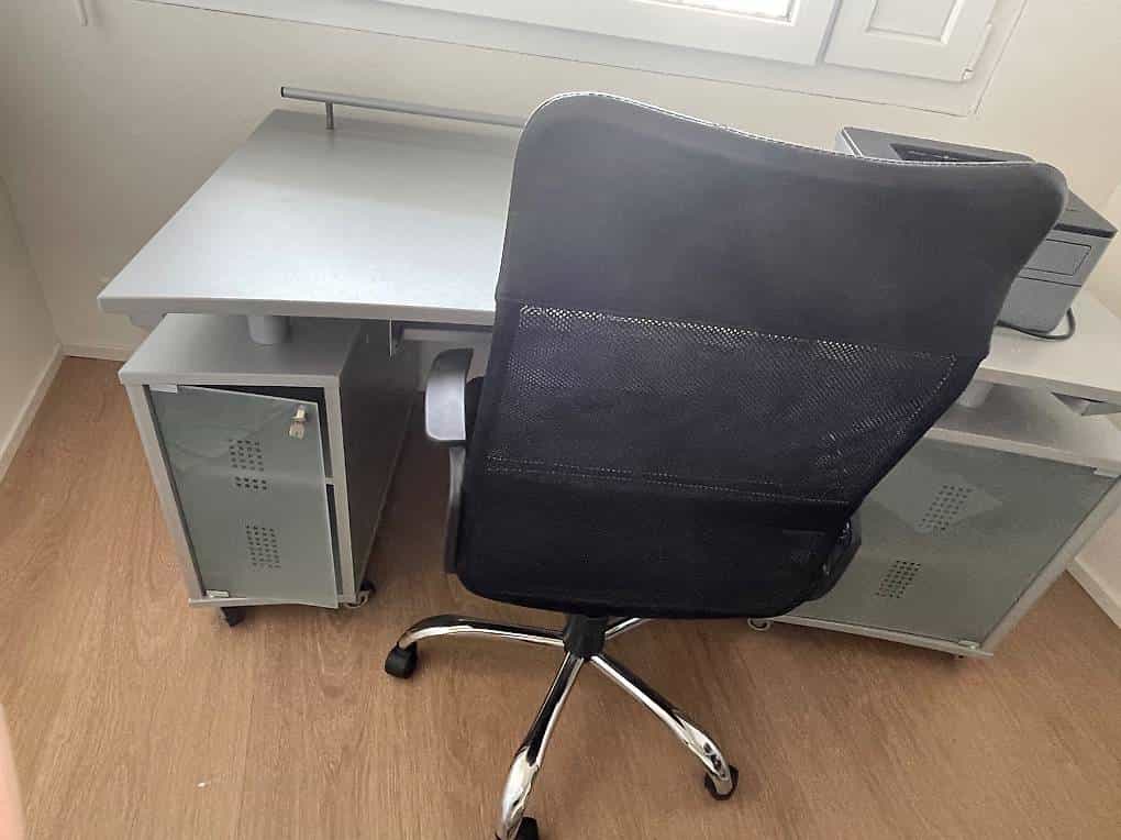 Grauit + 10 CHF : Bureau et chaise de bureau