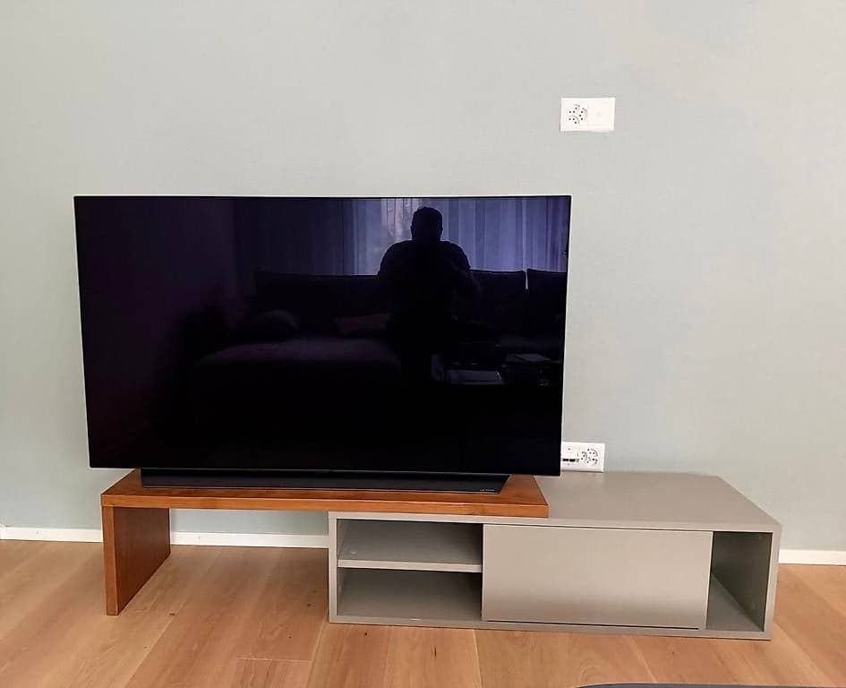 TV-Möbel mit ausziehbarer Abdeckung und verschiebbaren Türen