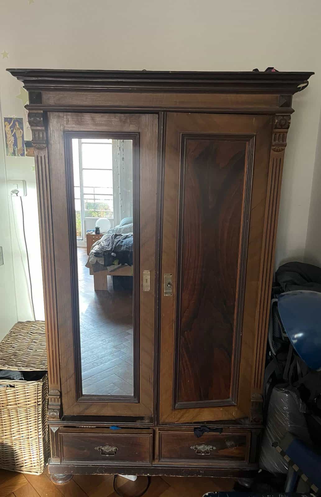 Schrank mit eingebautem Spiegel