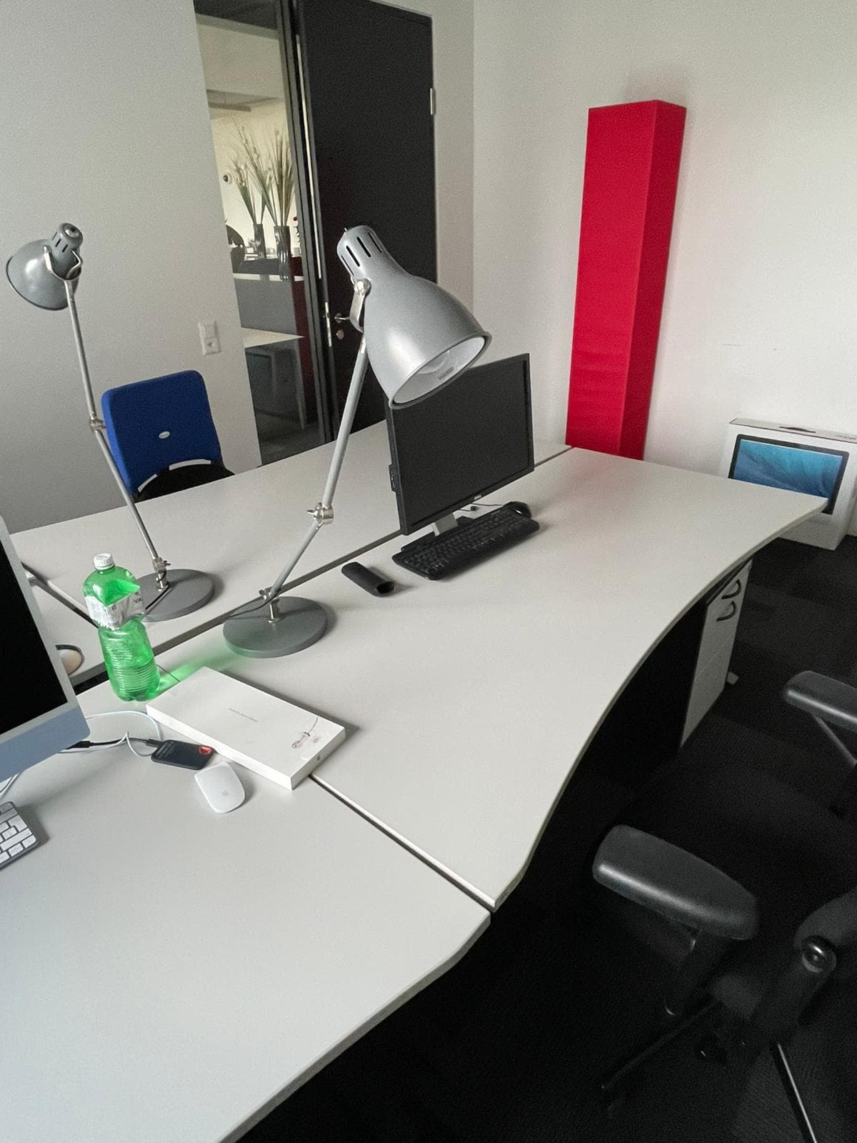 2 Komplette Büro's inklusive korpus und stühle