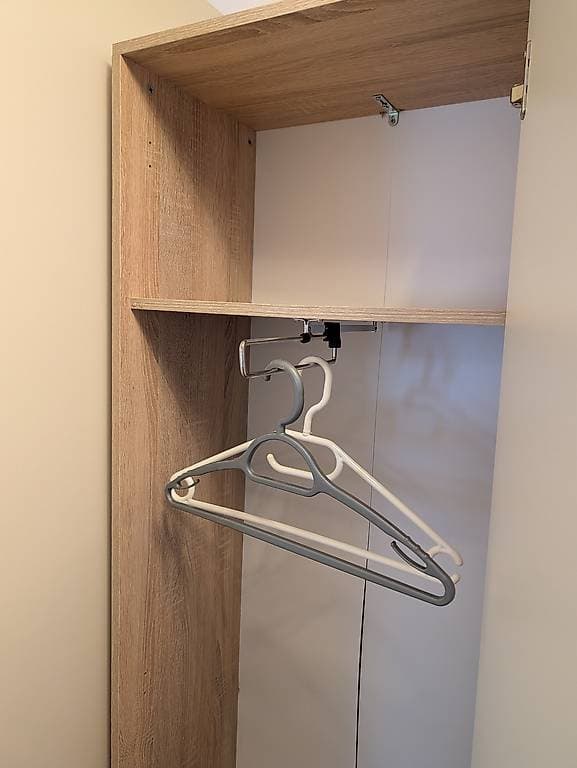 Schrank mit Spiegel