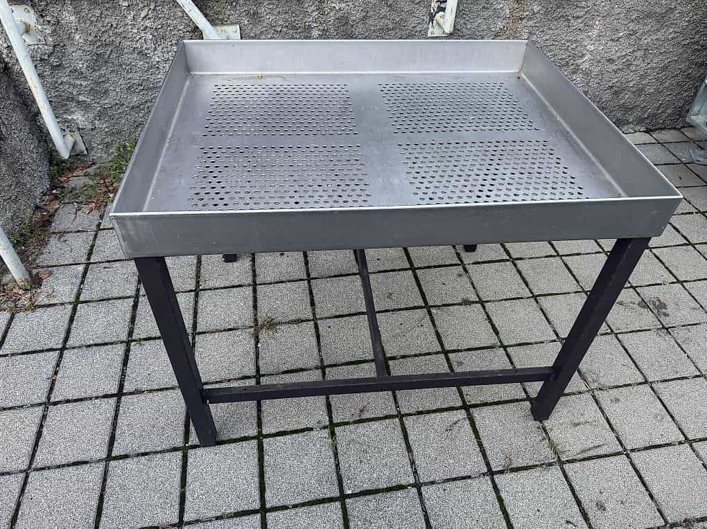 Tavolo in metallo