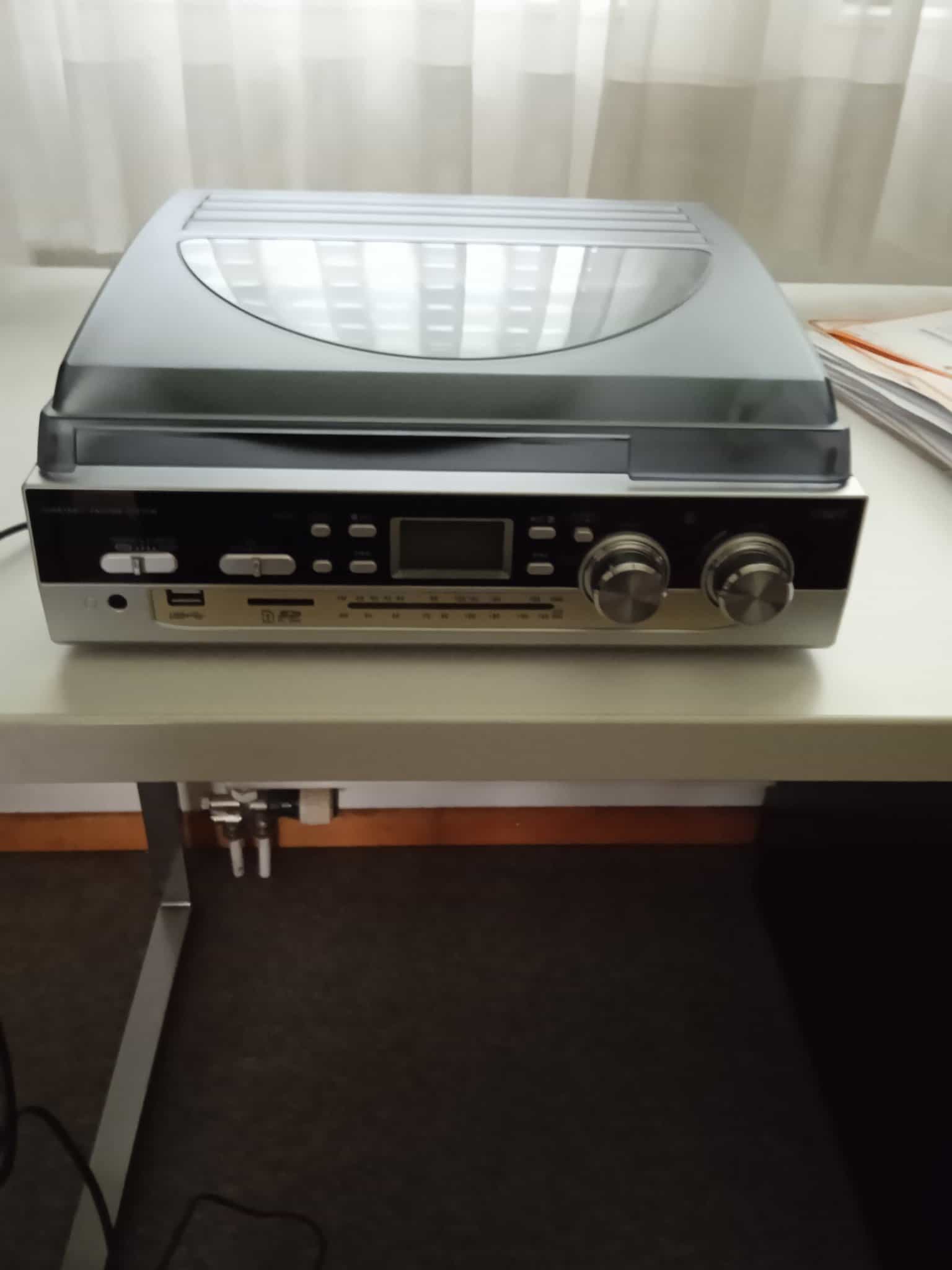 Plattenspieler mit Radio, schwarz/silber