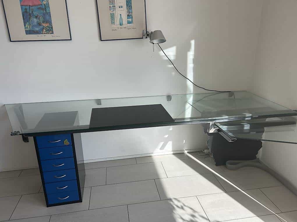 Schreibtisch aus Glas und Metall