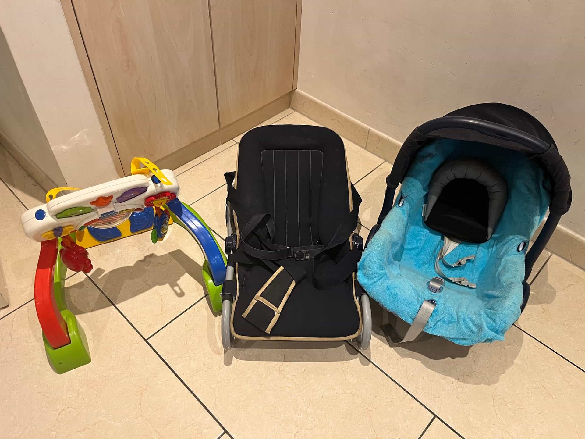 Babyschale, Babyliege und Spielbogen, schwarz/blau