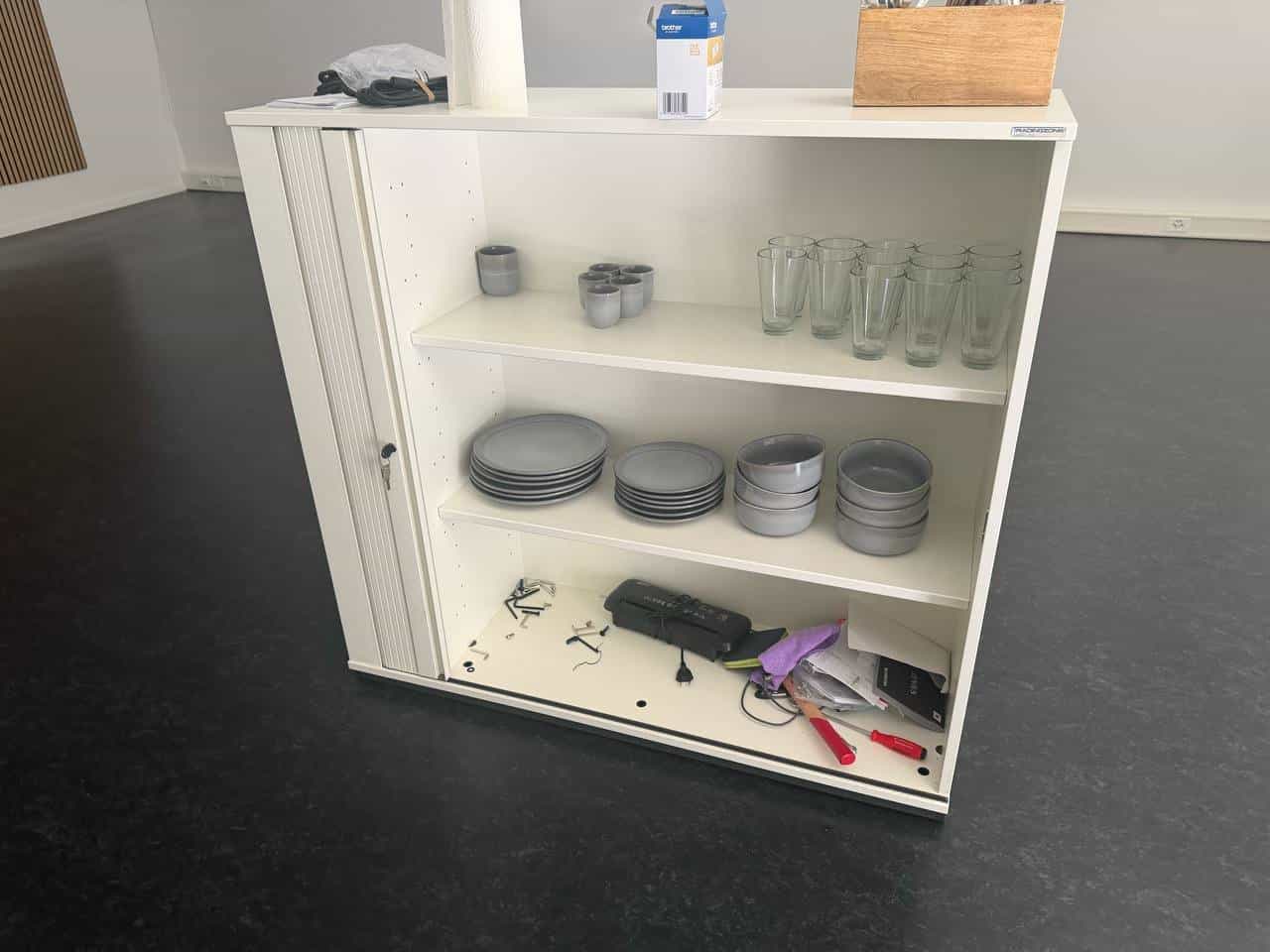 Weisses Sideboard/Schrank mit Schiebetüren