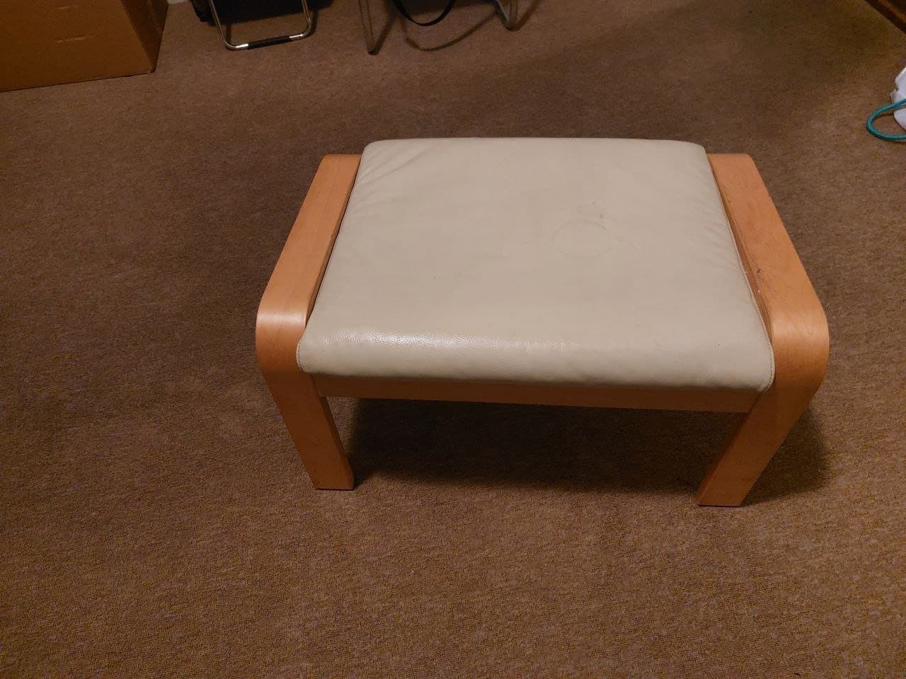 Hocker mit cremefarbenem Lederbezug
