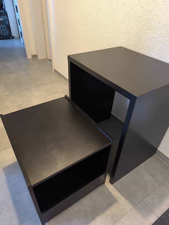 Bürotisch mit einfahrbarem Sitz mit Stauraum