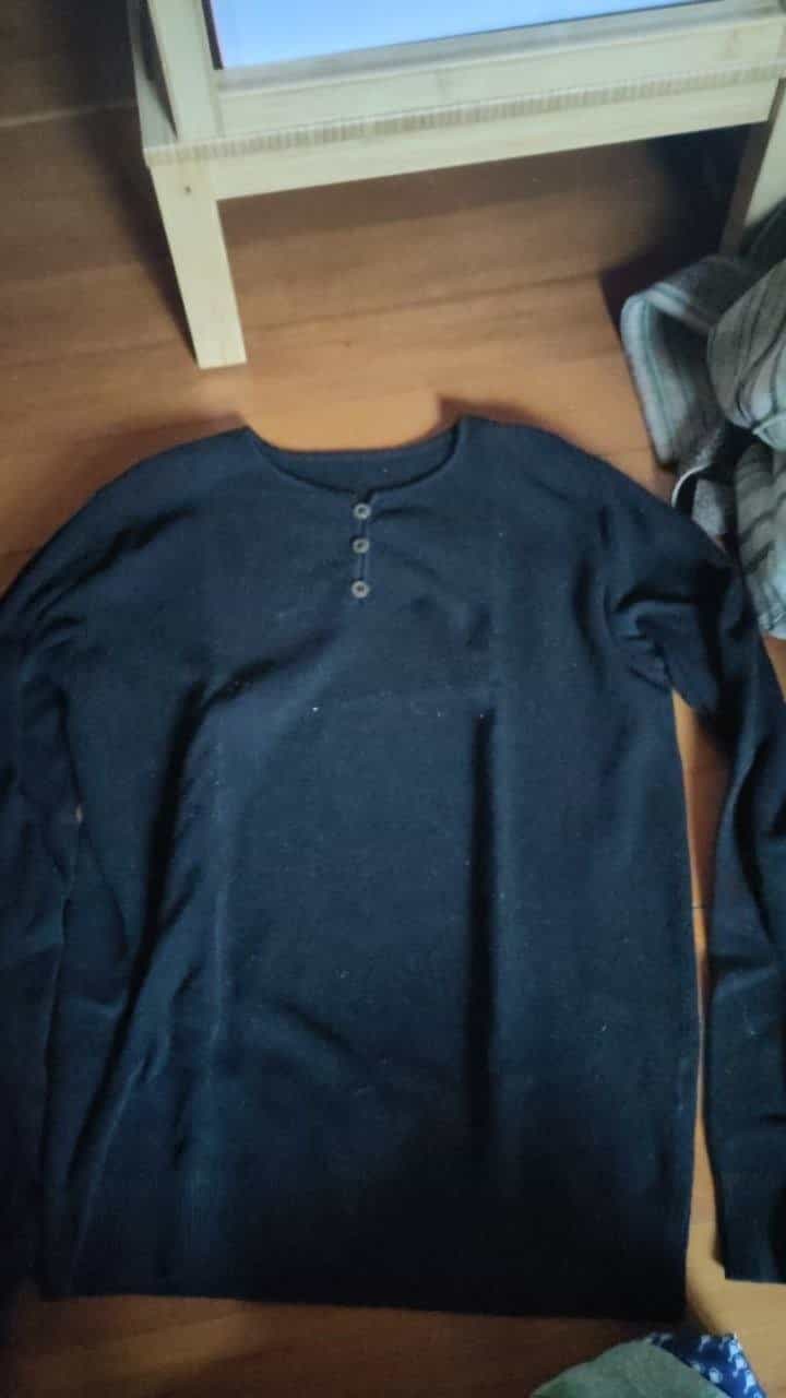 Dünner schwarzer Pullover