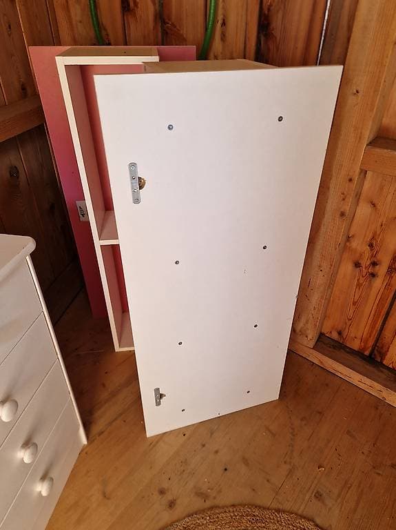 Zwei Wand Regale