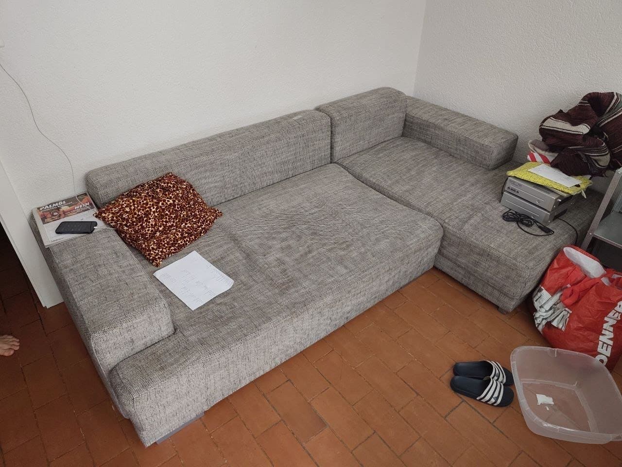 Grauer Ecksofa-Schlafsofa