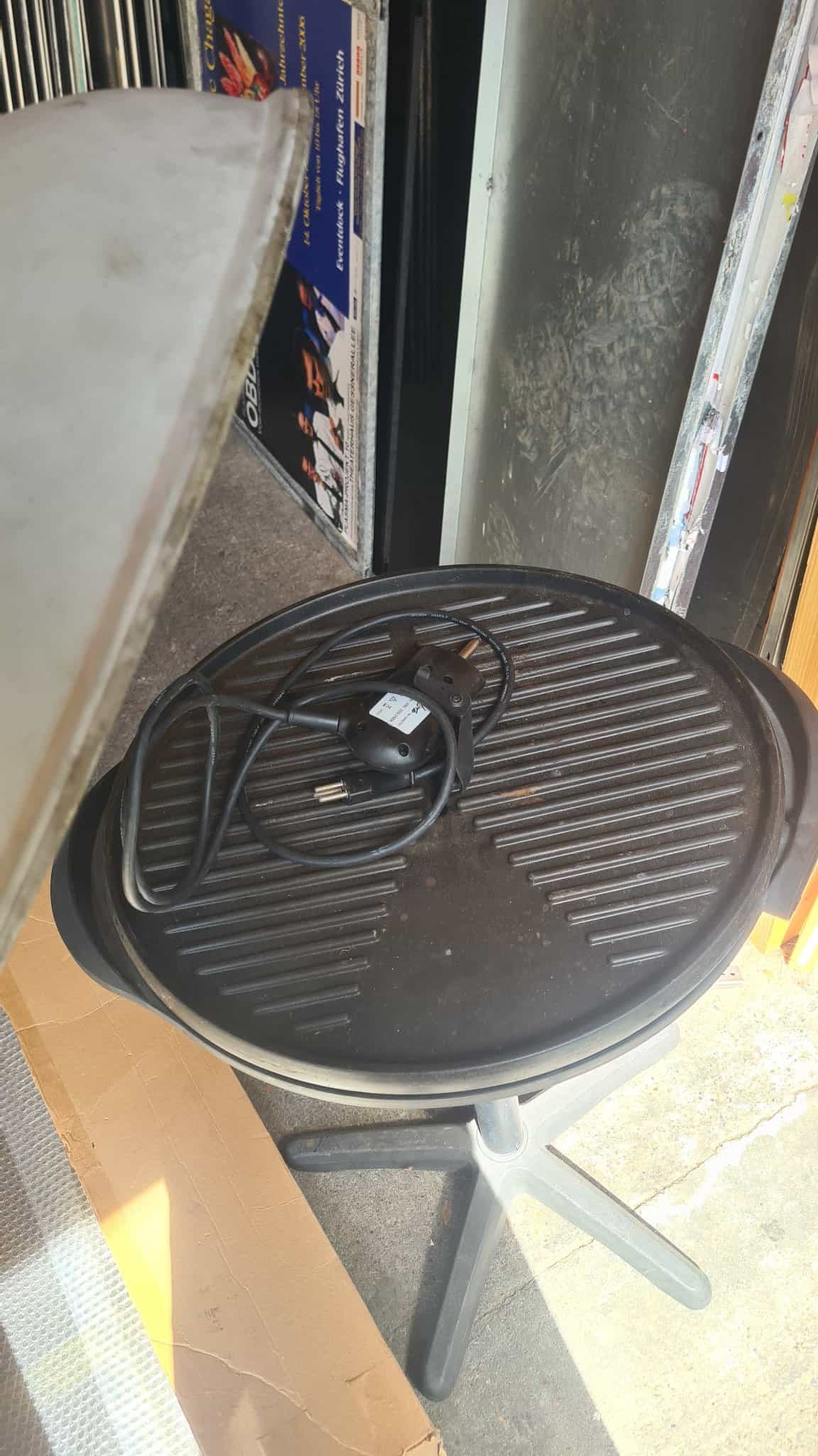 Electric grill, round, black